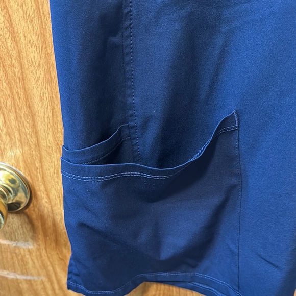 Woman’s Scrub top XL Blue - Picture 5 of 6